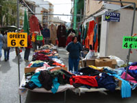 Angebote auf dem Markt von Manacor (Kleidung)