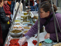 Oliven-Verkäuferin auf dem Markt